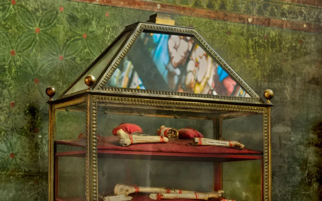 Jak wyglądają relikwie i peregrynacje św. Charbela w polskich parafiach?