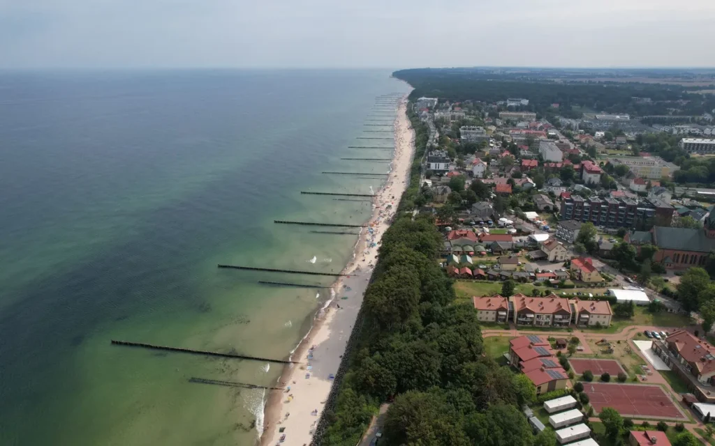 Granice diecezji pelplińskiej na tle województwa i archidiecezji sąsiednich